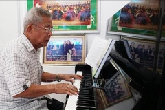 越老关系60周年：把胡主席的诗词谱成歌曲的老挝音乐家