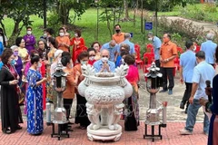  胡志明主席诞辰132周年：旅居泰国乌隆他尼越南人上香缅怀胡主席