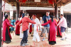 富寿省迎接一支水路入境外国旅游团