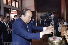 国家主席阮春福前往广义省范文同总理纪念区上香
