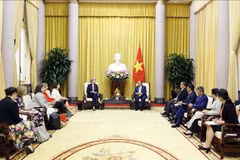 越南国家主席阮春福会见澳大利亚外交部长黄英贤