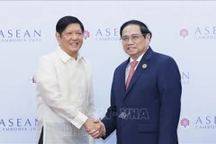 越南政府总理范明政会见菲律宾总统马科斯