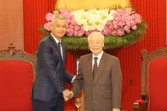 阮富仲总书记会见老挝人民革命党中央书记处书记、万象市委书记