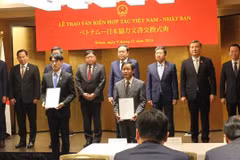 承天顺化省人民委员会主席阮文方与日本奈良县知事山下真交换合作备忘录。图自越通社