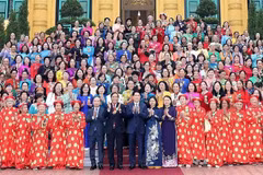 越南国家主席梁强与各位代表合影。图自越通社