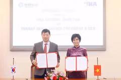 越南通讯社社长武越庄与韩国联合通讯社代表理事社长黄大一签署会谈纪要。图自越通社