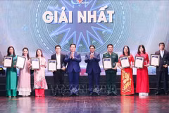 越南政府总理范明政和中央宣教部部长阮忠义向第九届全国对外新闻奖获得一等奖的作者颁发奖状。图自越通社