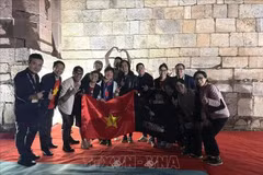 越南乐音爱好者与The wall乐队成员合影。图自越通社