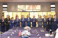 越南国会主席陈青敏与各位代表。图自越通社