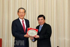 胡志明市人民委员会主席阮成锋会见韩国产业联盟主席
