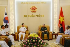 越南人民军总参谋长潘文江上将会见韩国海军参谋总长严贤圣一行