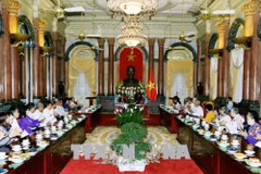 邓氏玉盛会见前江省革命战争时期有功人员代表团