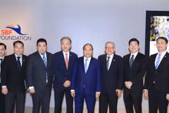 政府总理阮春福与新加坡一流企业集团领导代表合影。（图片来源：越通社）