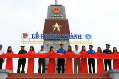 越南广平省罗岛祖国旗台正式落成