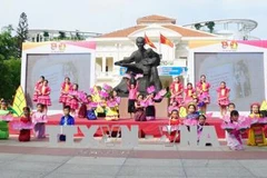 越南各地纷纷举行胡志明主席诞辰128周年纪念活动