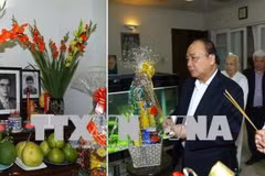 阮春福向总书记阮文灵和总理范文同敬香