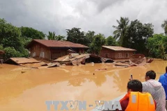 旅居老挝越南人为老挝阿速坡溃坝受灾民众捐款