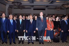 阮春福和澳大利亚总督科斯格罗夫出席庆祝越澳建交45周年招待会