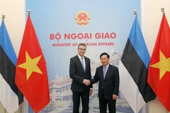 越南政府副总理兼外长范平明与爱沙尼亚外长斯旺·米克塞尔举行会谈