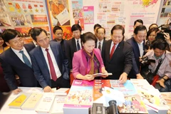 国会主席阮氏金银参观2018年越南全国报刊展