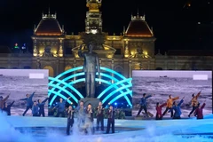 纪念越南南方解放、国家统一43周年文艺晚会在胡志明市举行