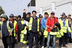 越南劳动者回到内排国际机场