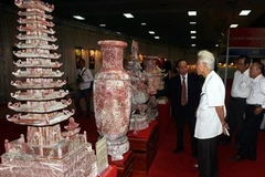 观众们去观看展览会
