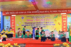 河静省石何县一小学学生的威任民歌文艺节目。图自越通社