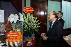 越南政府总理阮春福向胡志明主席敬香