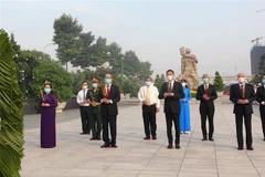 国家统一45周年：胡志明市领导上香缅怀英雄烈士