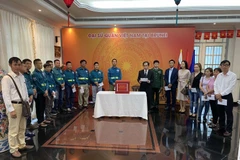 旅外越南人纷纷举行爱心捐款活动 帮助中部灾民开展灾后重建工作