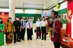 “越南共产党--历史烙印”摄影展在芹苴市开展