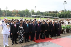 胡志明主席诞辰130周年：党和国家领导拜谒胡志明主席陵