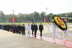 越南国庆75周年：党和国家领导入陵瞻仰胡志明主席遗容