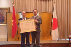 日本政府向越南副教授陈山授予日出勋章 