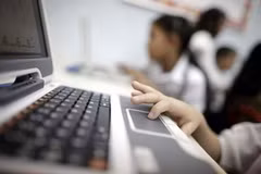 加强在互联网环境下的儿童保护力度