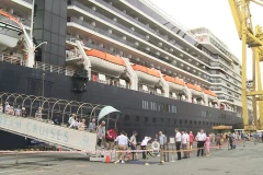  岘港市仙沙港纷纷接待多艘国际邮轮
