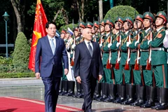 越南国家主席梁强主持仪式 欢迎柬埔寨国王对越南进行国事访问
