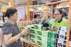 消费者了解同塔省的产品。图自越通社