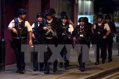 英国武装警察赶往伦敦桥恐怖袭击现场。
