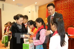 阮氏金银主席向各少年儿童模范 代表赠送慰问品。（图片来源：越通社） 