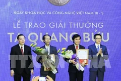 政府副总理武德儋（右一）向两名科学家颁奖。（图片来源：越通社）