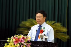 范平明在表彰大会上发表讲话。