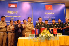 越南边防部队司令部与柬埔寨移民局签署后阶段工作配合协议。（图片来源：越通社）