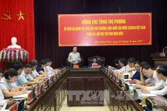 奠边省省委书记陈文山向丛氏放汇报该省发展情况。