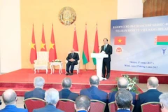 越南国家主席陈大光出席越白经济座谈会并发表讲话。