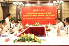 越共谅山省委内政部代表团与中共广西壮族自治区崇左市委政法委员会代表团举行会谈