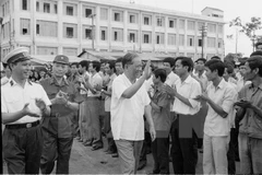 已故越共中央总书记黎笋于1980年3月19日参观胡志明市巴山制船厂。