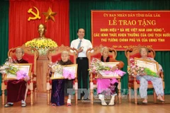 得乐省人民委员会常务副主席阮海宁向各位母亲授予“越南英雄母亲”称号。