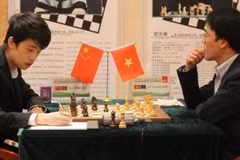 越南棋手黎光廉（右）在比赛中。